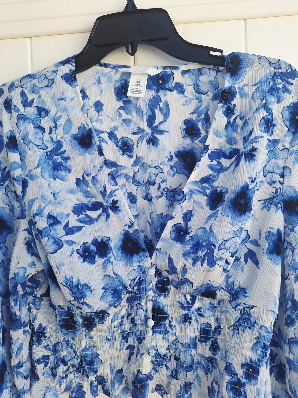 H&M Blue & White Floral V-Neck Smocked Waist Blouse - Picture 2 of 4